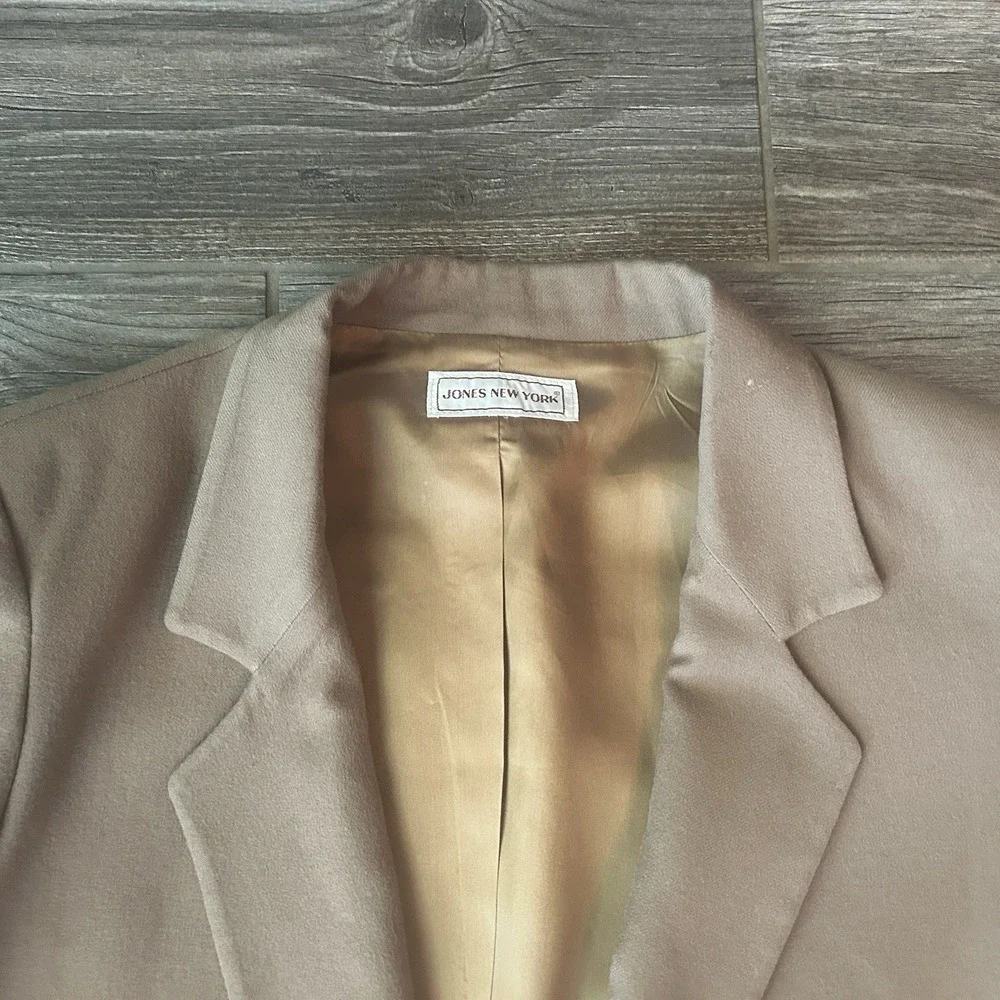 VTG JONES NEW YORK Women's Tan Double Breasted Blazer 100% Wool‎ Classic Style L